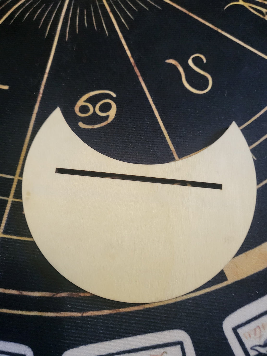 Porte-cartes en bois gravé – Design Soleil & Lune – Support pour cartes, tirages ou décoration ésotérique