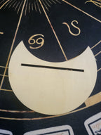 Porte-cartes en bois gravé – Design Soleil & Lune – Support pour cartes, tirages ou décoration ésotérique