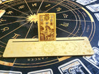 Porte-cartes long en bois gravé – Soleil, Lunes et Étoiles – Support pour cartes, tirages ou décoration
