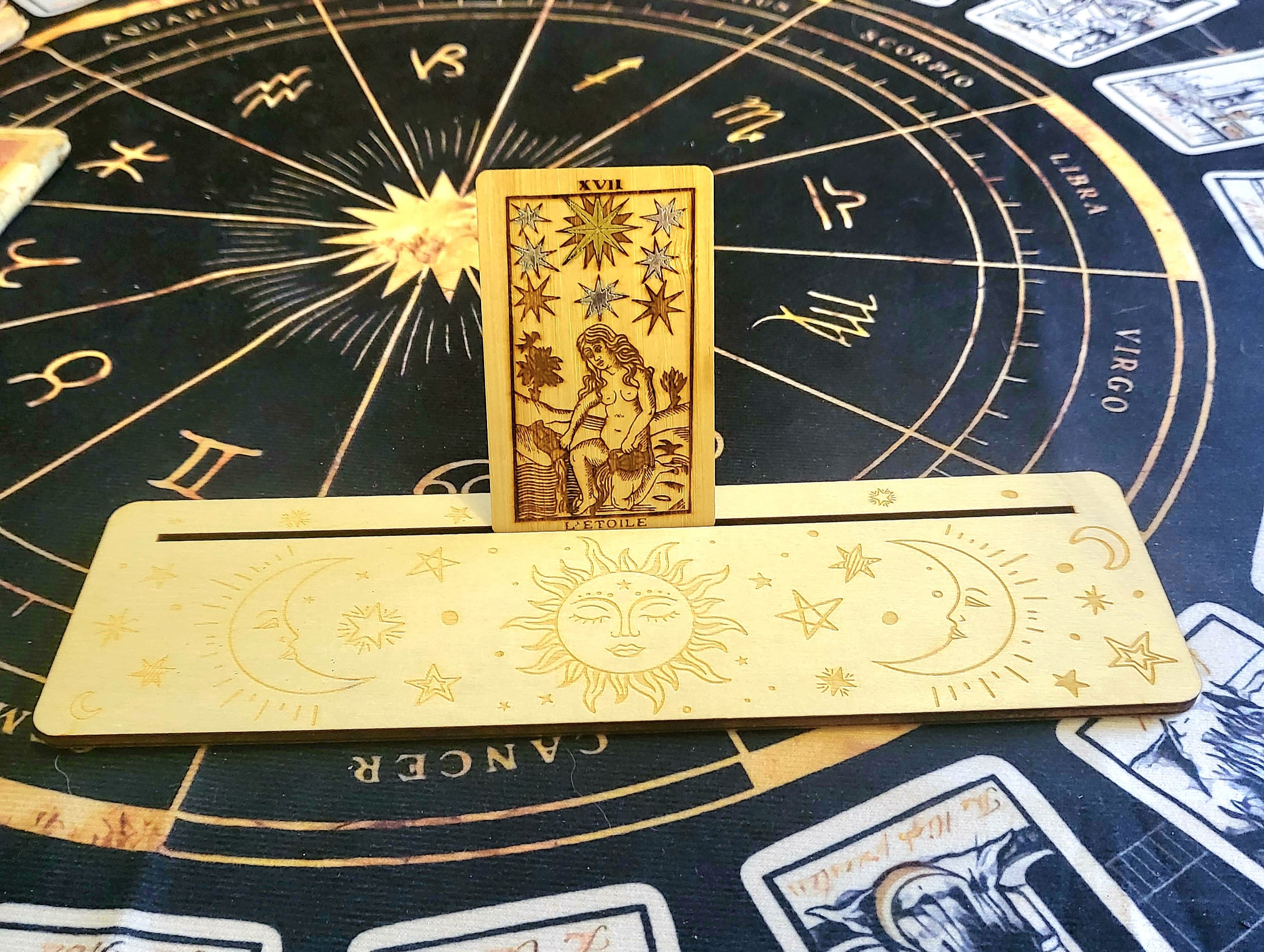 Porte-cartes long en bois gravé – Soleil, Lunes et Étoiles – Support pour cartes, tirages ou décoration