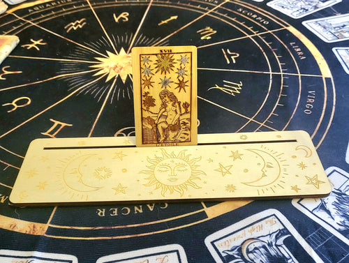 Porte-cartes long en bois gravé – Soleil, Lunes et Étoiles – Support pour cartes, tirages ou décoration