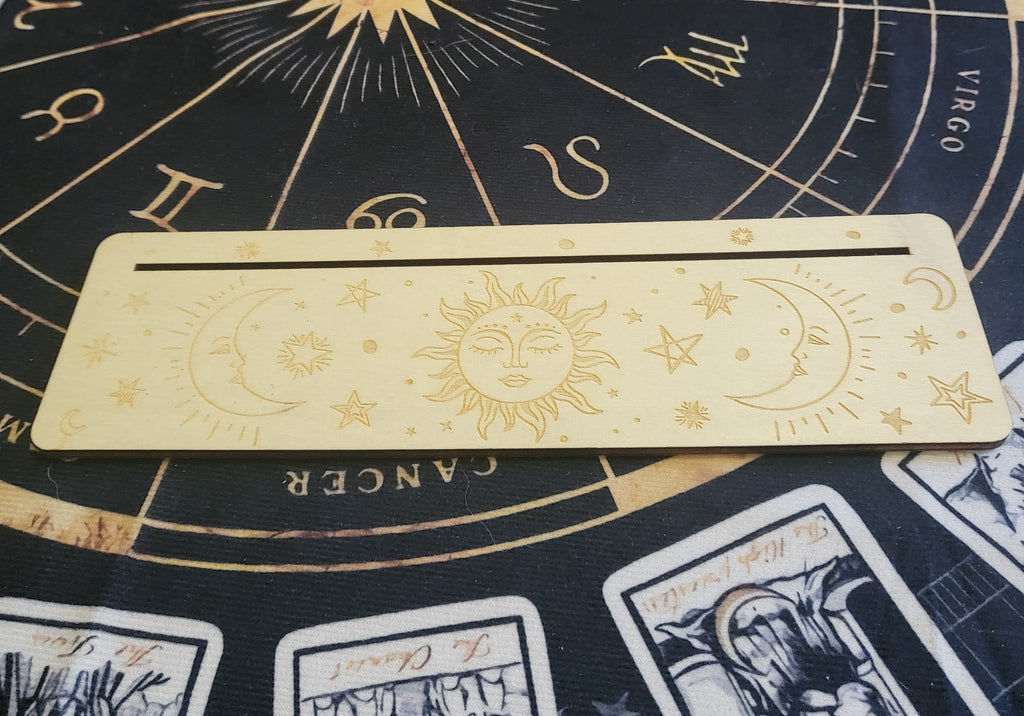 Porte-cartes long en bois gravé – Soleil, Lunes et Étoiles – Support pour cartes, tirages ou décoration