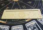Porte-cartes long en bois gravé – Soleil, Lunes et Étoiles – Support pour cartes, tirages ou décoration