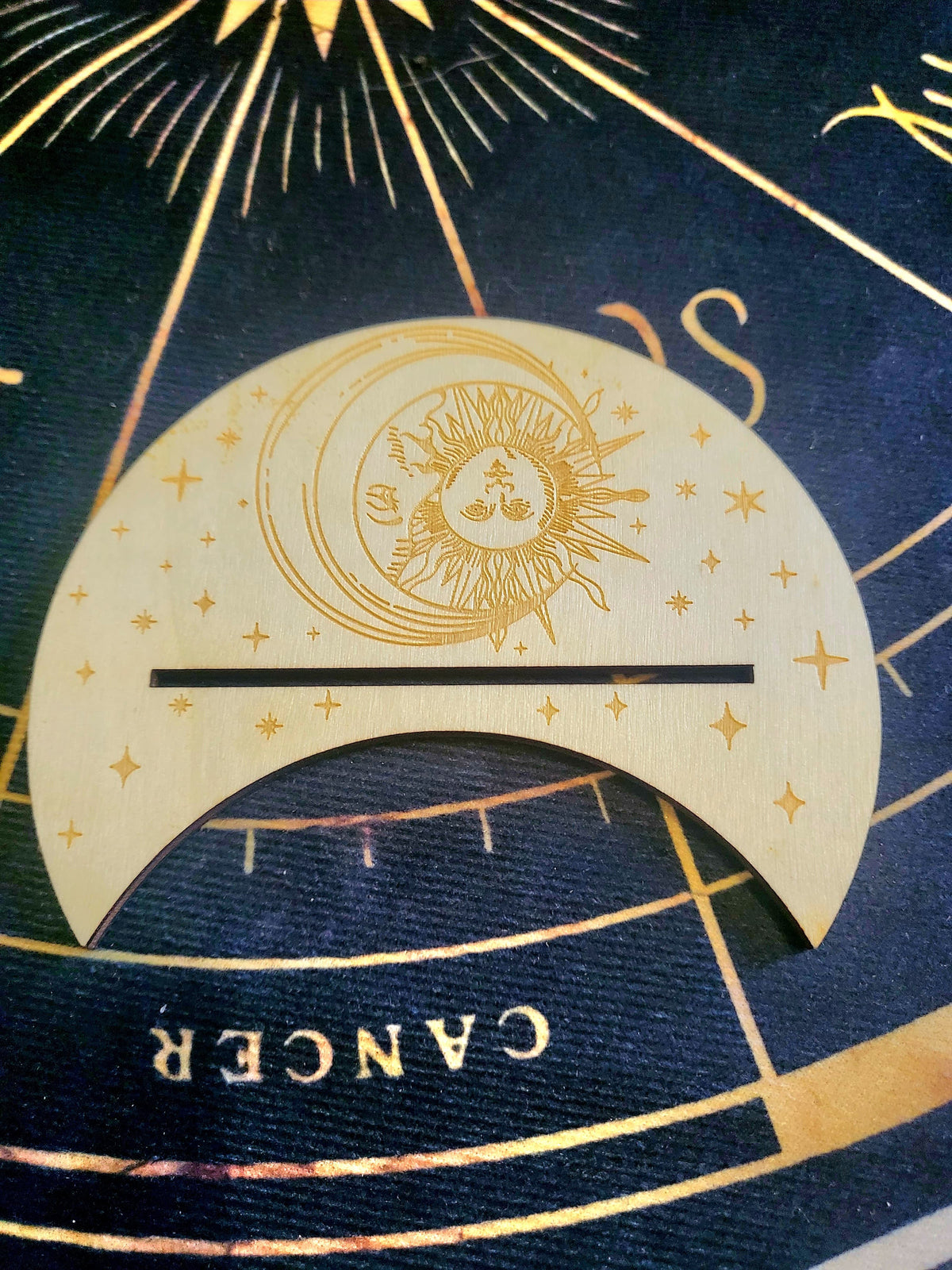Porte-cartes en bois gravé – Design Soleil & Lune – Support pour cartes, tirages ou décoration ésotérique
