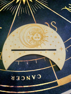 Porte-cartes en bois gravé – Design Soleil & Lune – Support pour cartes, tirages ou décoration ésotérique