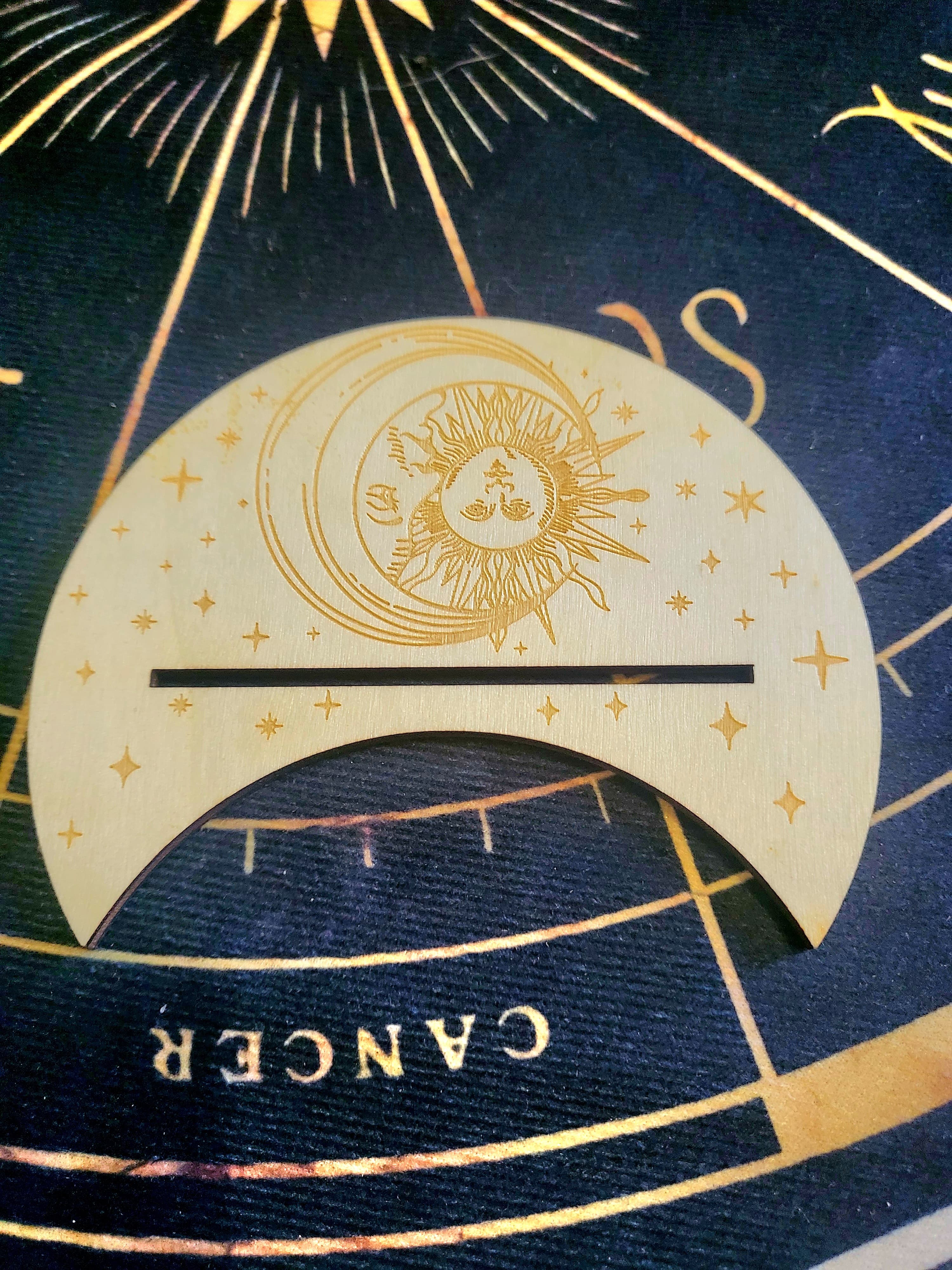Porte-cartes en bois gravé – Design Soleil & Lune – Support pour cartes, tirages ou décoration ésotérique