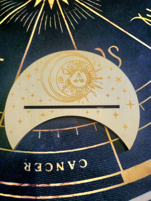 Porte-cartes en bois gravé – Design Soleil & Lune – Support pour cartes, tirages ou décoration ésotérique
